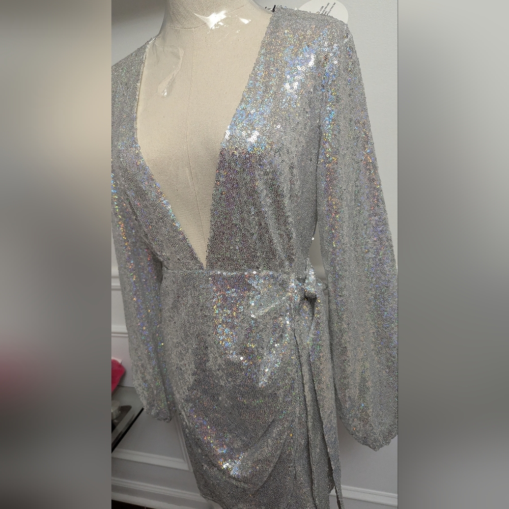 NWT Reg $90 Boohoo Tall Shimmering Silver Plunge Sequin Dress Size 2 - Picture 2 of 6